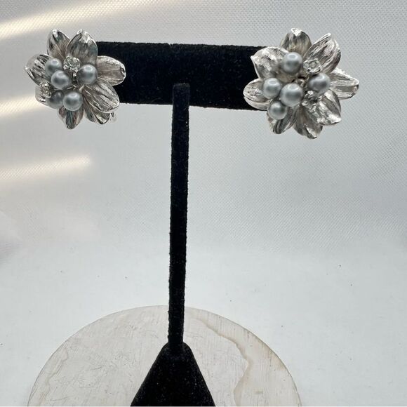 Silver elegant fancy flower clip on earrings - Picture 6 of 9